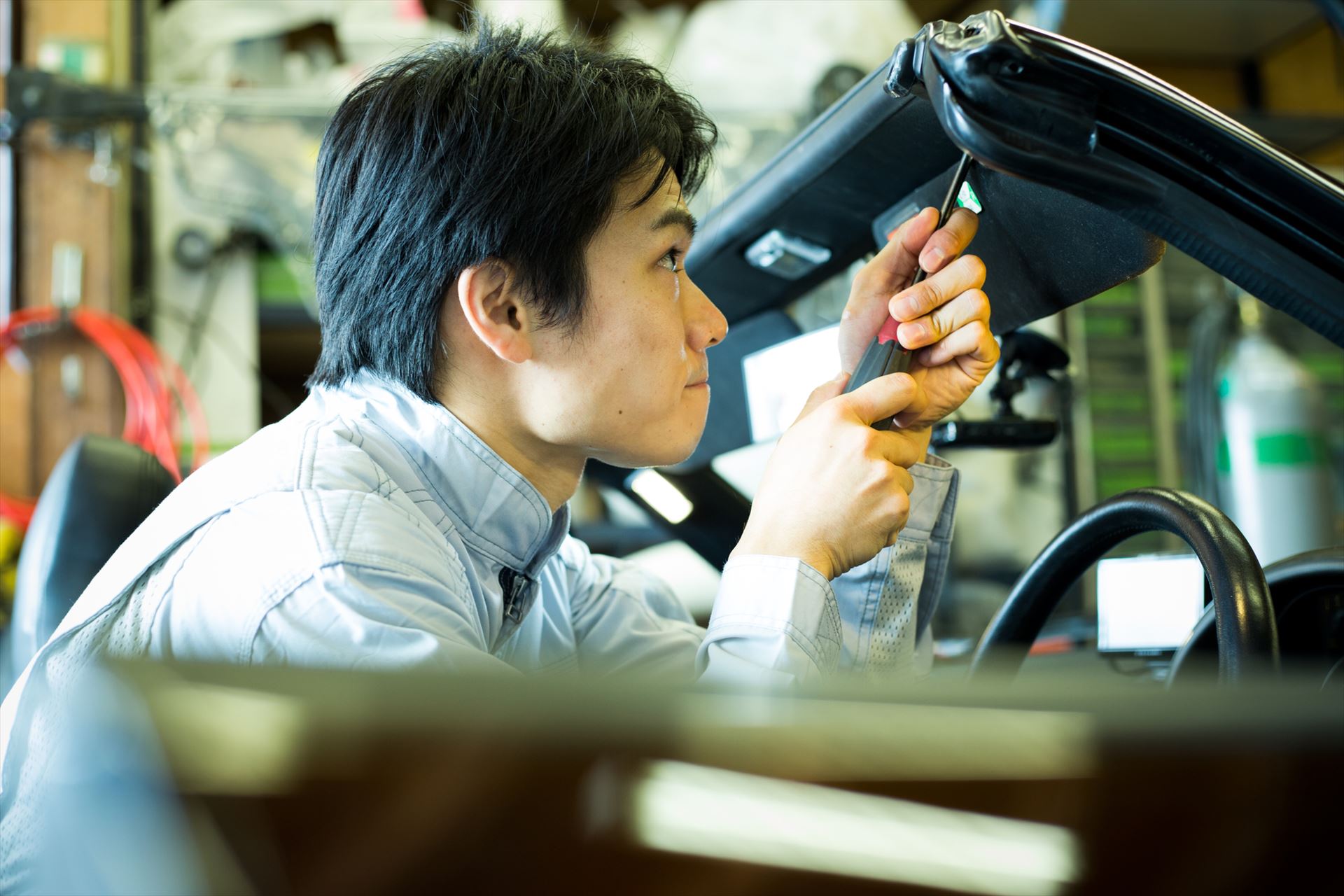 サンバイザーの調整を行うスタッフ