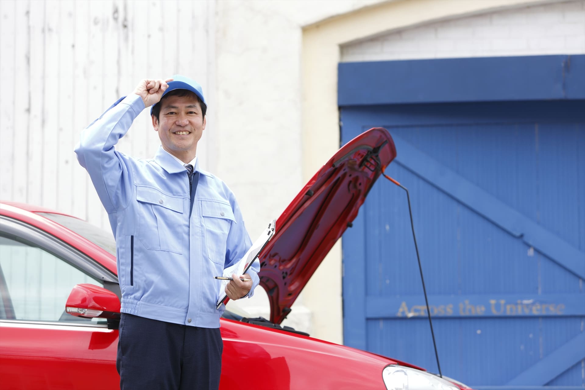 車の点検を行うスタッフ